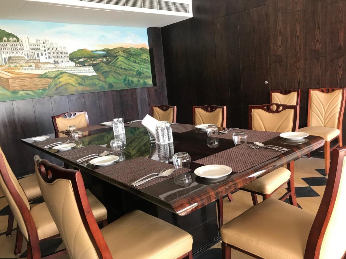 Howard Johnson By Wyndham Udaipur Roop Nagar Exterior photo